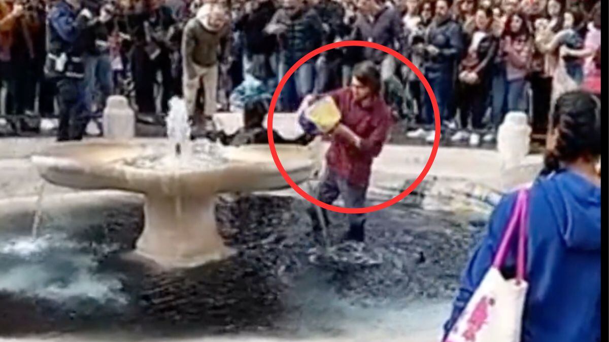 Fuente de la Barcaza es pintada de negro por activistas.