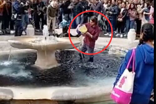 Ecologistas tiñen de negro la ‘Fuente de la Barcaza’ en Roma