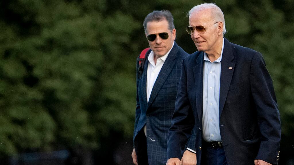El presidente Joe Biden, y su hijo menor, Hunter Biden (AP).