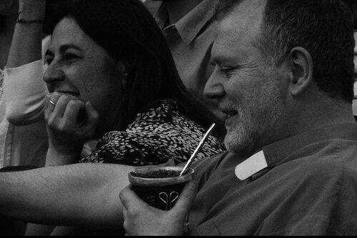 “Emprender un camino juntos”: exsacerdote y exmonja dejaron sus hábitos para iniciar una historia de amor