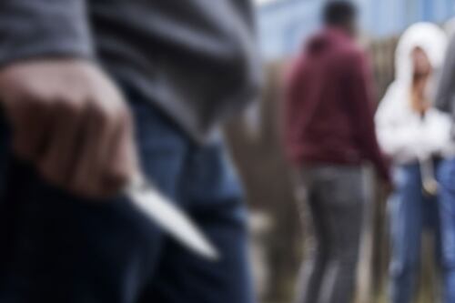 Alumno acuchilla a tres compañeros dentro de la escuela