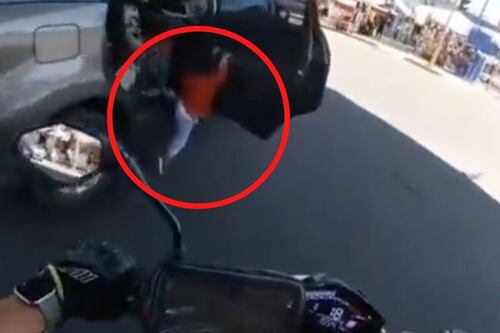 ¡Lo salvó! Motociclista rescata a niño que abrió la puerta de un auto en movimiento