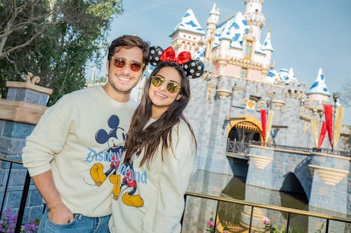 Diego Boneta y Renata Notni disfrutan de su amor en Disneyland