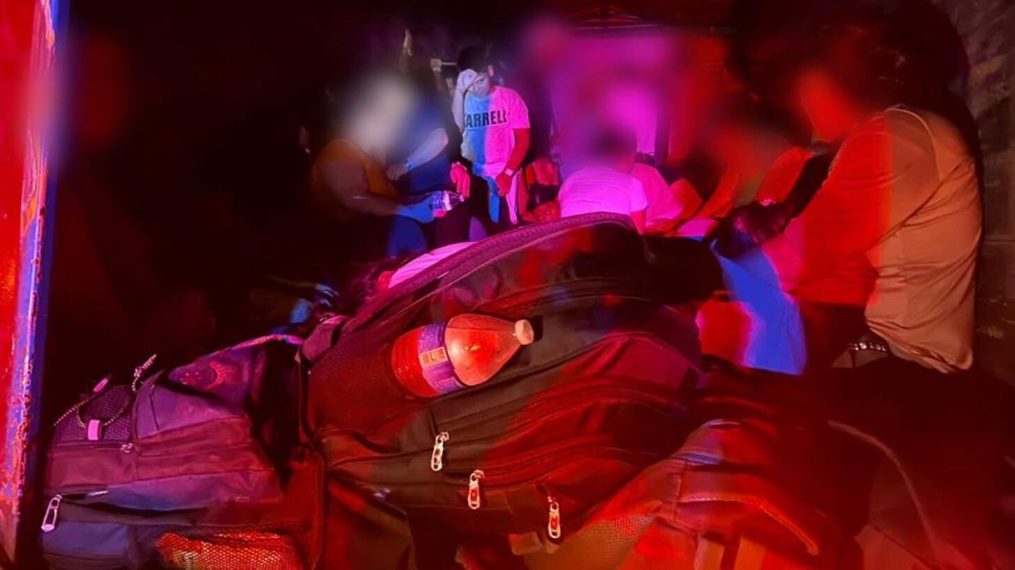 Encuentran a 87 migrantes dentro de camión en Chiapas.