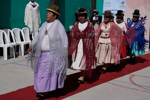 Mujeres en prisión crean y modelan sus tejidos en Bolivia 