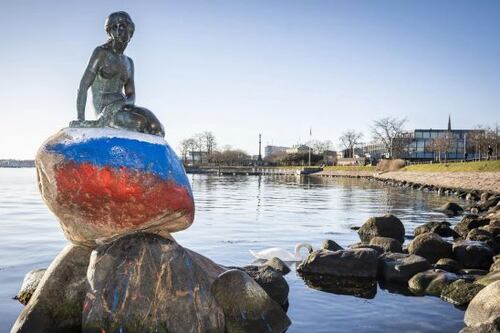 Vandalizan escultura de ‘La Sirenita’ de Copenhague con los colores de la bandera rusa
