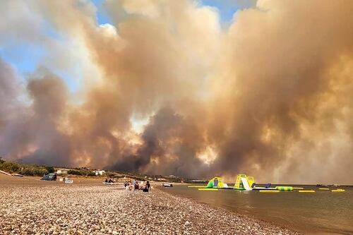 Evacúan a más de 30 mil personas en Grecia por catastróficos incendios