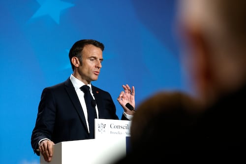 Macron promete consolidar derecho al aborto en la Constitución de Francia para 2024