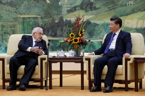 Políticos del mundo reaccionan con elogios y críticas a muerte de Kissinger