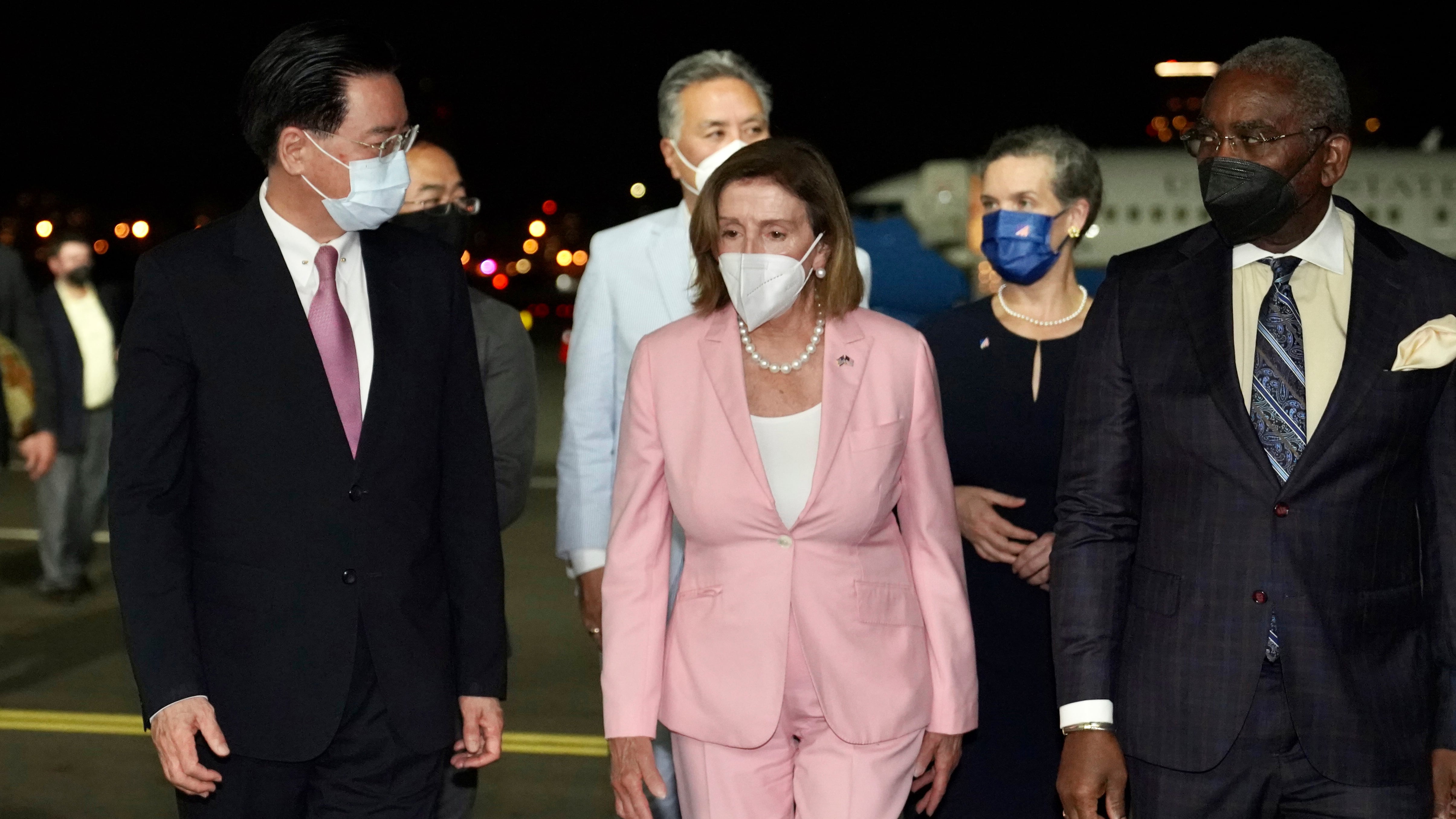 Nancy Pelosi aterriza en Taiwan y China amenaza con "acciones militares selectivas"