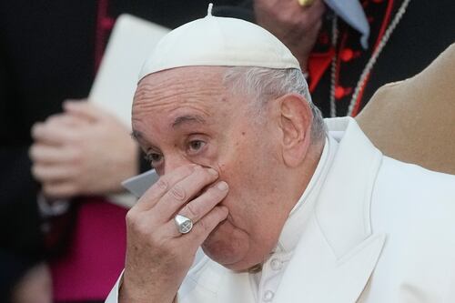 Papa Francisco llora al rezar por el fin de la guerra en Ucrania