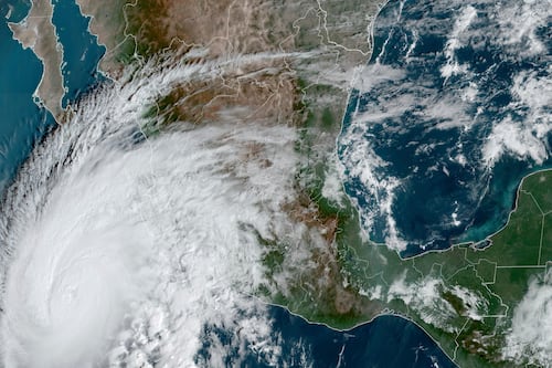 “Norma” avanza hacia Sinaloa tras tocar tierra en Baja California Sur como huracán
