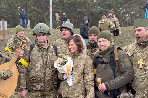 ¡En medio de la guerra! Soldados ucranianos se casan en la frontera de Kiev
