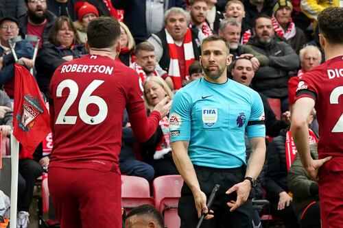 Premier League suspende a árbitro por codazo a jugador del Liverpool