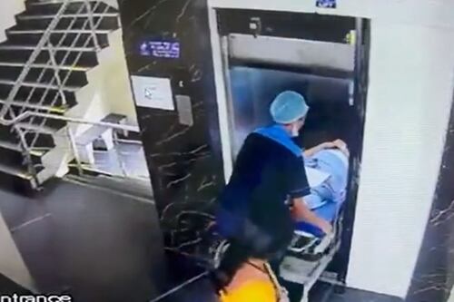 Con todo y camilla, paciente cae desde elevador descompuesto en un hospital
