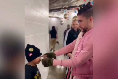 VIDEO: Bad Bunny tiene hermoso gesto con un pequeño fanático