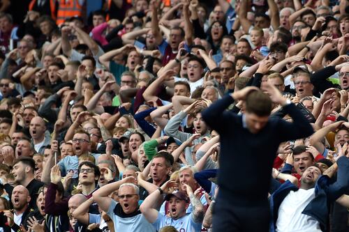 Premier League vetará a aficionados que invadan la cancha