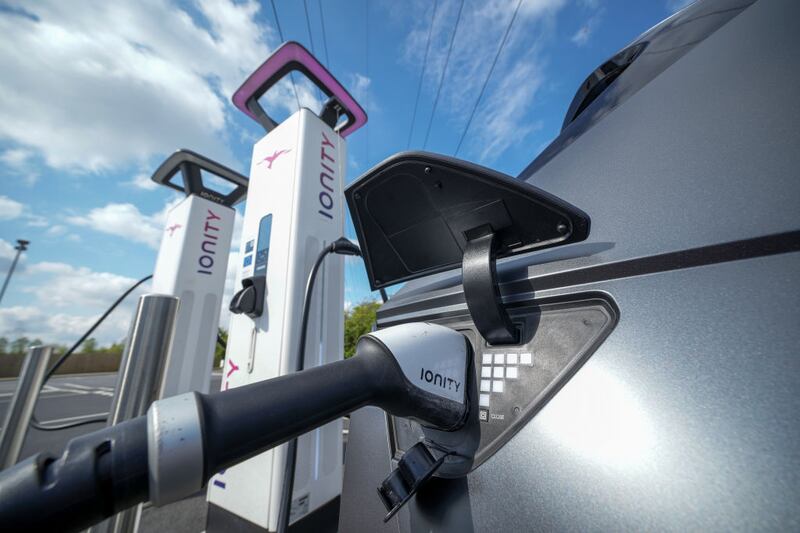 LEEDS, INGLATERRA - 26 DE ABRIL: Un vehículo eléctrico con batería Hyundai Ioniq (BEV) se carga en una estación de carga de automóviles eléctricos Ionity GmbH en el área de servicio de la autopista Skelton Lake el 26 de abril de 2022 en Leeds, Inglaterra. Según un informe de la Sociedad de Fabricantes y Comerciantes de Motores, hubo más registros de vehículos eléctricos nuevos en el Reino Unido en marzo de 2022 que en todo 2019. Sin embargo, las ventas generales de automóviles se desplomaron en medio del aumento de los precios del combustible y los problemas de la cadena de suministro de la industria automotriz. (Foto de Christopher Furlong/Getty Images)