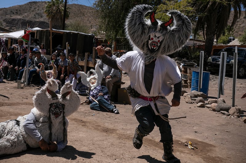 Los bailes y vestimentas no convencionales son parte de la tradición de Semana Santa en Mulege, Baja California Sur (México)