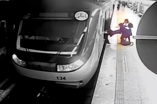 Muere joven iraní agredida en metro de Teherán al no usar hiyab