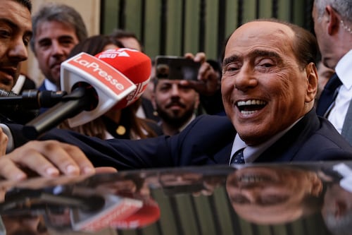Piden a exprimer ministro Berlusconi que cumpla con “camión de prostitutas” para su equipo de futbol