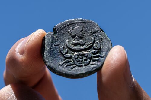 Hallan moneda de hace mil 850 años con un signo zodiacal, descubre cuál es