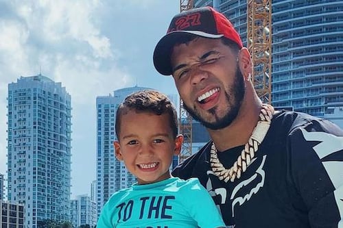 ¿Ya no habría demanda? Anuel AA se muestra con su hijo tras haber sido acusado de “padre ausente”