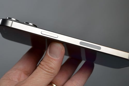 Estafadores explotan problema de sobrealimento en iPhone 15 para robar móviles sin defectos