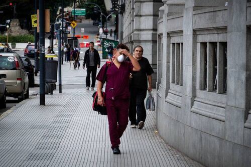 Retiran el uso obligatorio del cubrebocas en la capital de Argentina