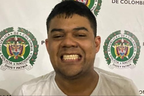Policía sonrió para la foto de su captura: robó camioneta y posó para la imagen