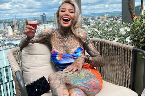 Estrella británica de OnlyFans asegura ser la mujer con el mayor número de tatuajes íntimos del mundo