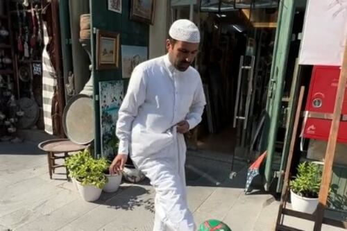 El youtuber que regala dólares en Qatar por hacer dominadas