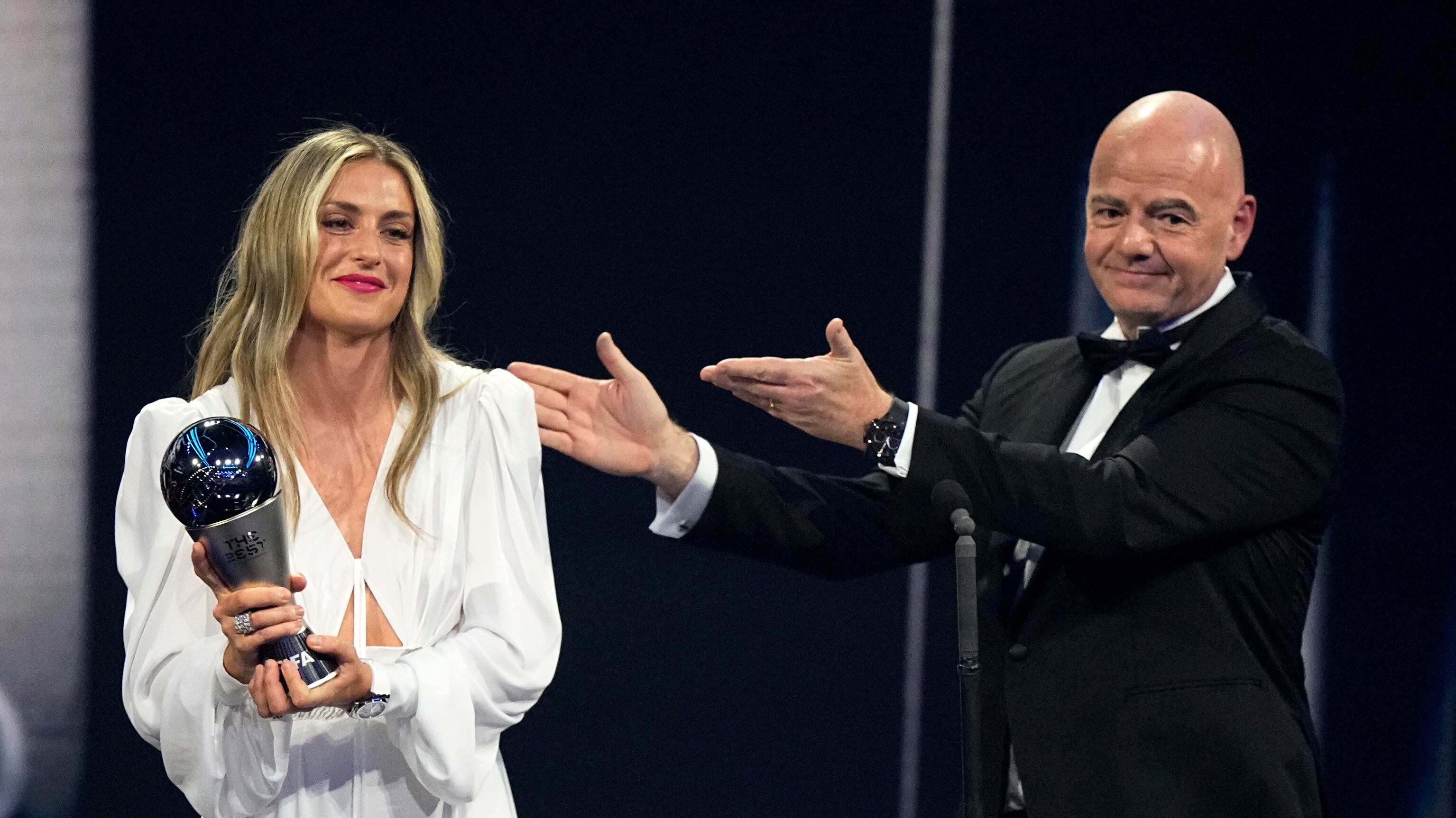 Alexia Putellas, de España, recibe el premio de FIFA a la mejor jugadora de manos del presidente de FIFA, Gianni Infantino
