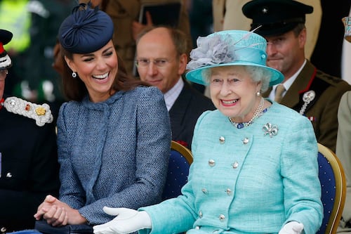 La reina Isabel II le habría dejado sus joyas a Kate y su nieta Charlotte dejando fuera a Meghan Markle
