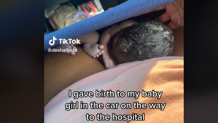 Mujer tiene a su bebé en el carro