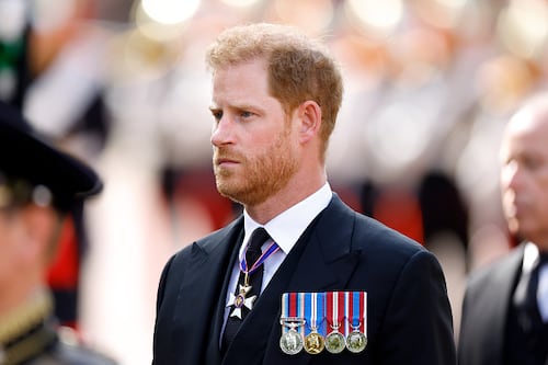 La prohibición que afecta al príncipe Harry mientras mantiene luto tras la muerte de la reina Isabel II