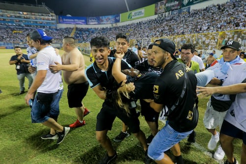 Aumenta a 12 el número de muertos por estampida  en el estadio de fútbol Cuscatlán en El Salvador