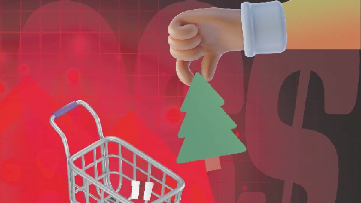 Una mano ilustrada sostiene un arbolito de navidad sobre un carrito de compra. En el fondo, se observan signos de dólares y una gráfica mostrando una disminución.