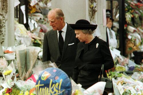 La Reina Isabel II llegó a inclinarse ante el féretro de Lady Di: Durante su reinado hizo reverencia solo a dos personas