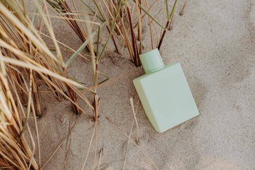 ¿Te quieres transportar hacia una playa? Estos 5 perfumes lo hacen posible