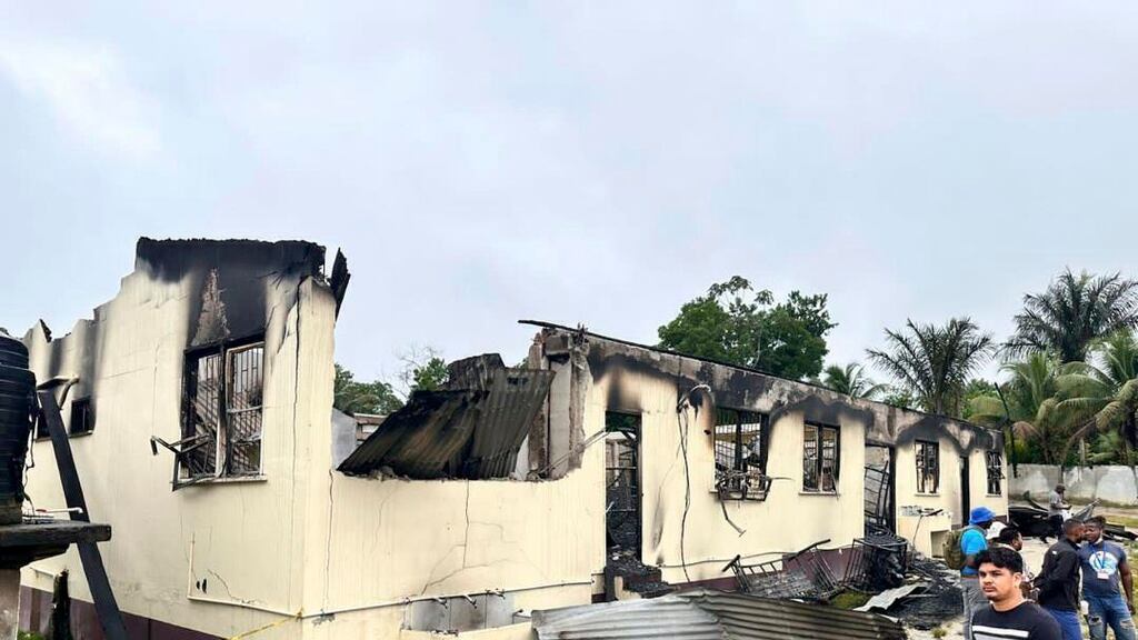 incendio-escuela-de-guyana-provocado-por-niña