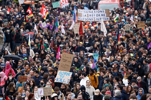 Protestas azotan Francia, pero con multitudes más pequeñas