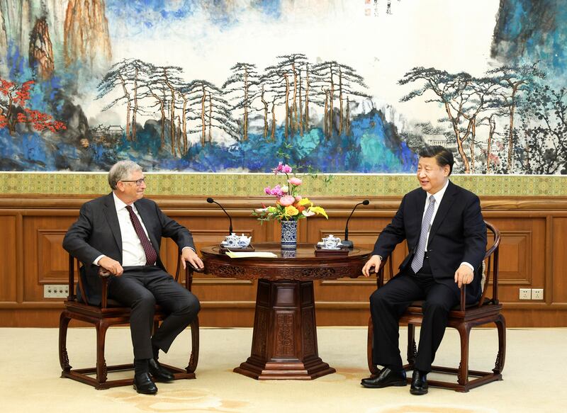 Bill Gates (izq) y el presidente de China XI Jinping