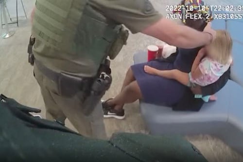 Arrestaron al abuelo que devolvió un auto alquilado con su nieta de dos años adentro del mismo