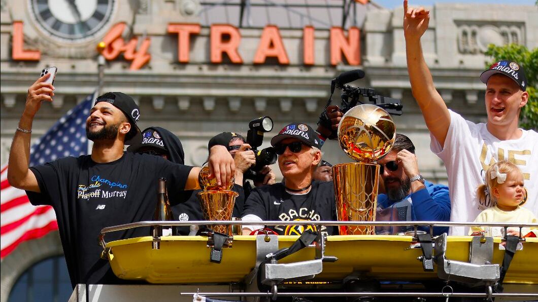 Los Nuggets de Denver festejaron junto a su afición el título de la NBA.