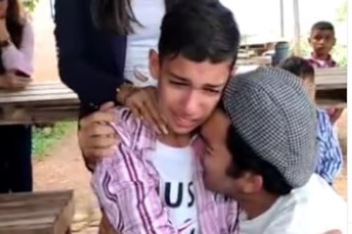 La conmovedora reacción de un niño al escuchar por primera vez