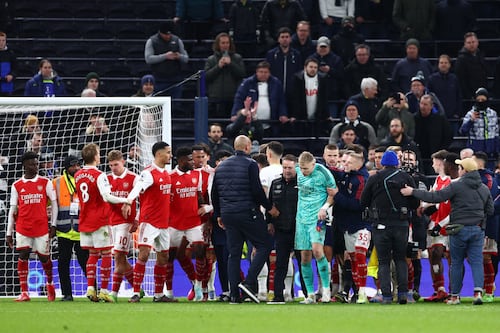 Aficionado del Tottenham es vetado por agredir a portero del Arsenal