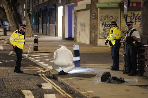 Tiroteo afuera de un funeral en Londres deja a 6 mujeres heridas; dos son menores