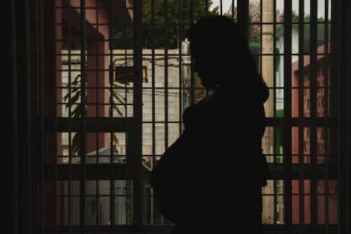 Embarazada fue a la cárcel por defenderse de su maltratador: a días del parto le negaron el arresto domiciliario