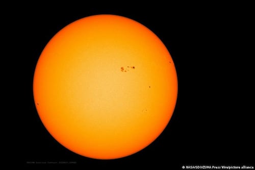 AR3038, la gigantesca mancha solar que apunta hacia la Tierra: tiene tres veces el tamaño de nuestro planeta